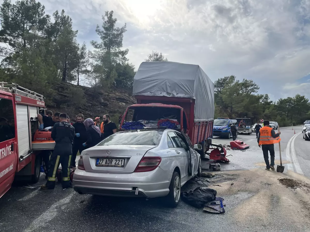 Antalya\'da kazada ölen anne ile evinde ölü bulunan oğlunun cenazeleri Ordu\'da defnedildi