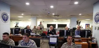 Bakan Akar, beraberindeki TSK komuta kademesi ile Harekat Merkezi'nde
