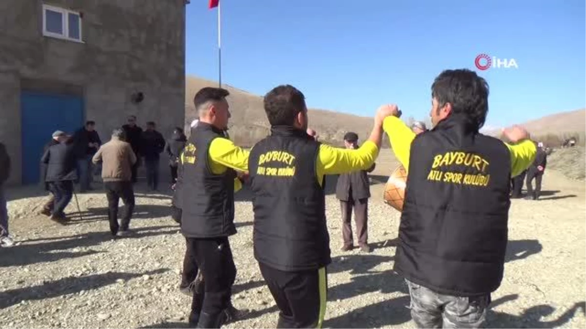 Bayburt ve Erzurum arasında oynan cirit maçı renkli görüntülere sahne oldu