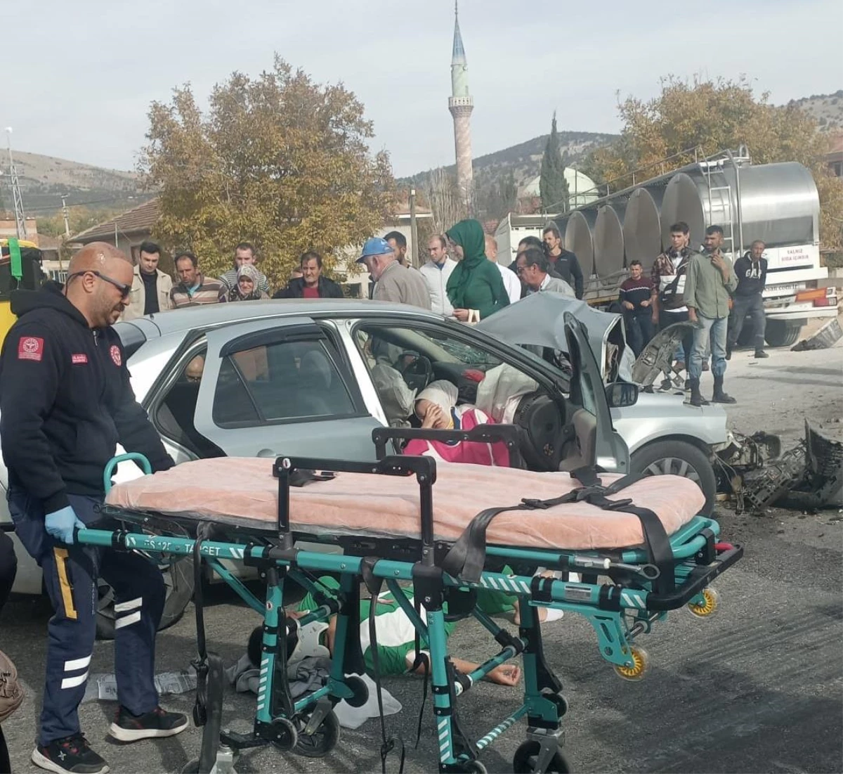 Burdur\'da tırla çarpışan otomobildeki 3 kişi yaralandı