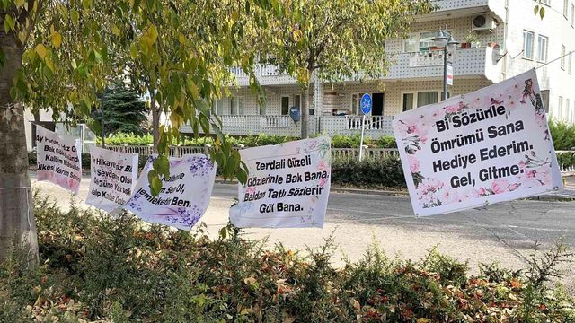 Bursa'da eşine kendisini affettirmek için çalıştığı marketin karşısına pankart astı Bursa'da eşine kendisini affettirmek için çalıştığı marketin karşısına pankart astı