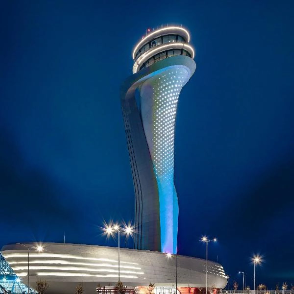 Çocuk Hakları Günü\'nde İstanbul Havalimanı kontrol kulesi maviye büründü