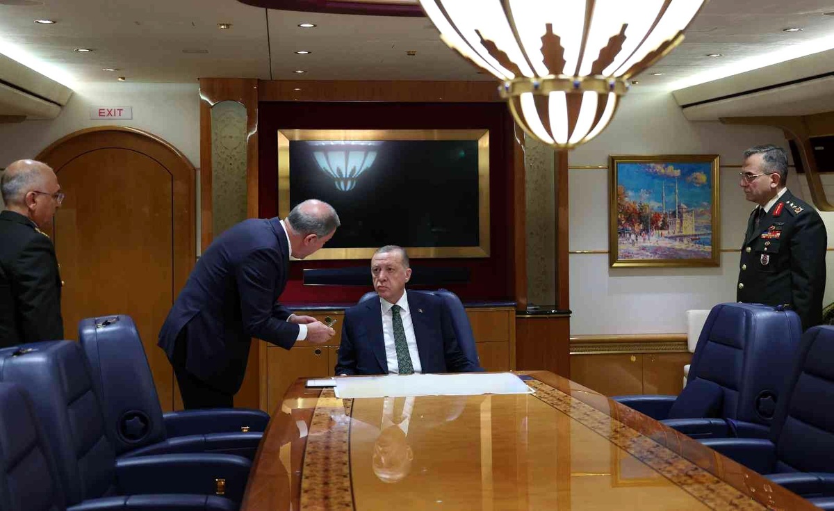 Cumhurbaşkanı Recep Tayyip Erdoğan\'ın \'Pençe-Kılıç Hava Harekatı\'nın emrini verdiği anlara dair fotoğraf ve görüntü paylaşıldı.