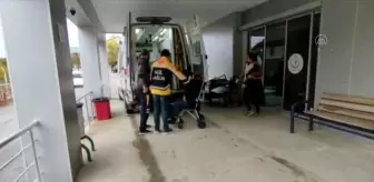 Devrilen hafif ticari araçtaki 3 kişi yaralandı
