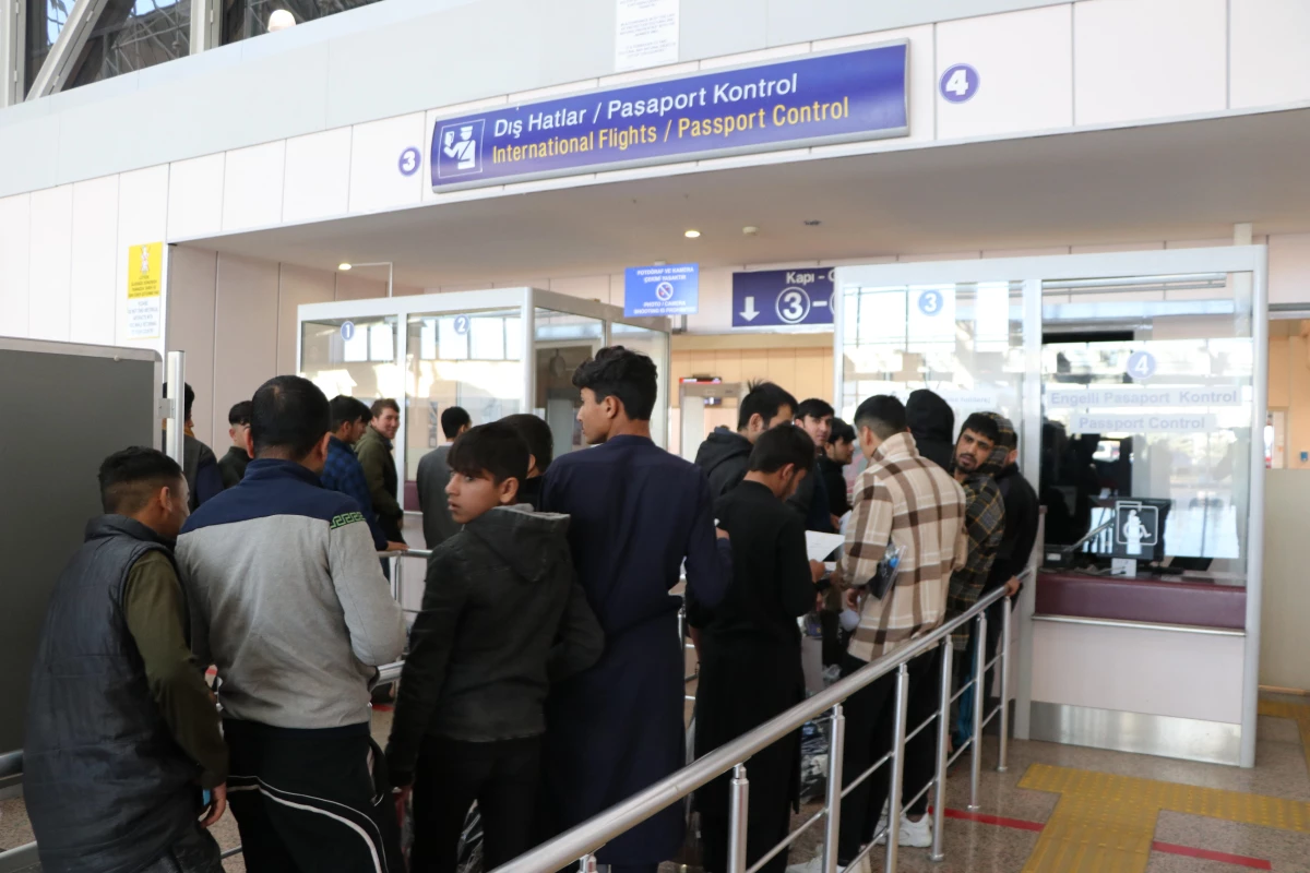 Afganistan uyruklu 227 düzensiz göçmen ülkelerine gönderildi
