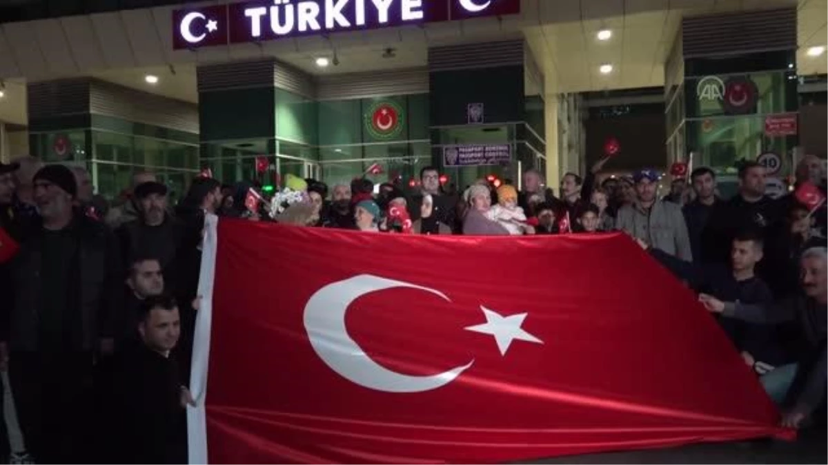 Herson\'daki 88 Ahıska Türkü, Sarp Sınır Kapısı\'ndan Türkiye\'ye giriş yaptı