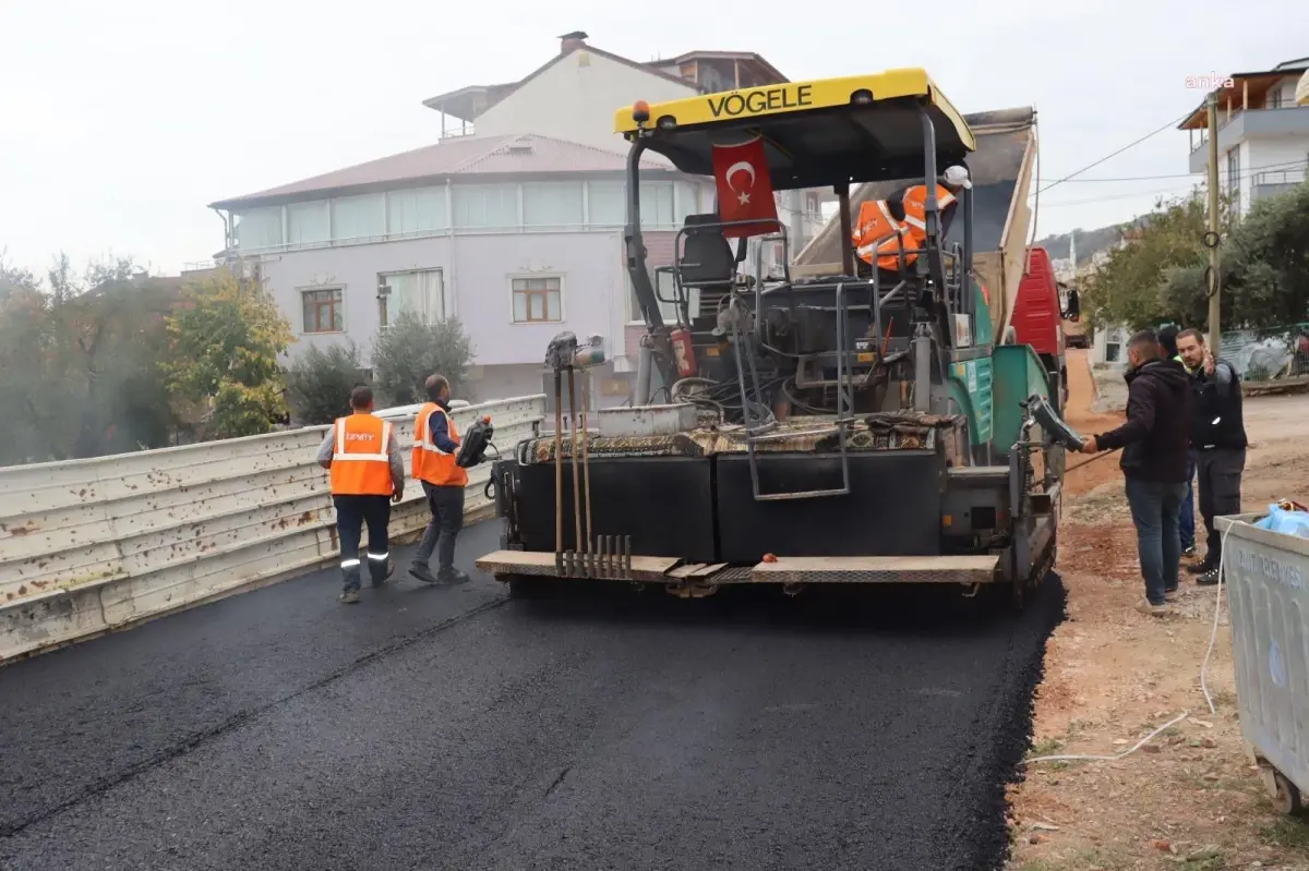 İzmit Belediyesi Ekiplerinden Tepeköy Mahallesi\'nde Asfalt Çalışması