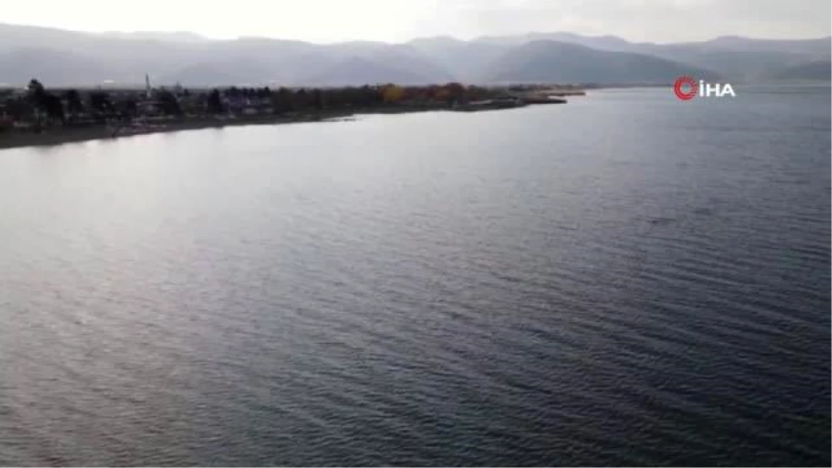 İznik Gölü\'nde tehlike çanları: Göl çekildi kayıklar karada kaldı