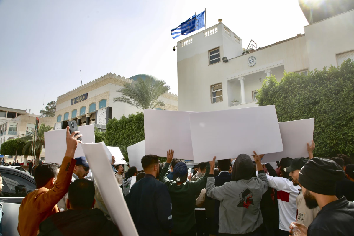 Libyalılar Yunanistan Dışişleri Bakanı Dendias\'ı protesto etti