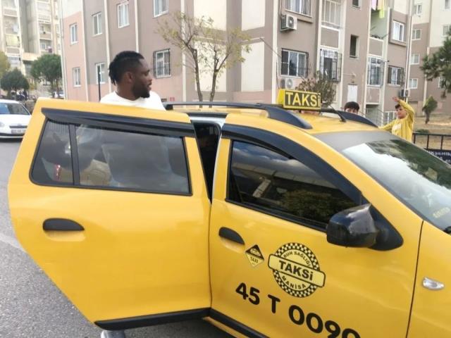 Manisa'daki maçta şaka gibi olay! Nijeryalı forvet duşta unutuldu, vatandaşlar yardım etti Manisa'daki maçta şaka gibi olay! Nijeryalı forvet duşta unutuldu, vatandaşlar yardım etti