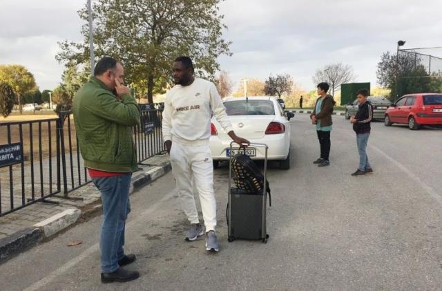 Manisa'daki maçta şaka gibi olay! Nijeryalı forvet duşta unutuldu, vatandaşlar yardım etti Manisa'daki maçta şaka gibi olay! Nijeryalı forvet duşta unutuldu, vatandaşlar yardım etti