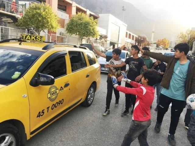 Manisa'daki maçta şaka gibi olay! Nijeryalı forvet duşta unutuldu, vatandaşlar yardım etti Manisa'daki maçta şaka gibi olay! Nijeryalı forvet duşta unutuldu, vatandaşlar yardım etti