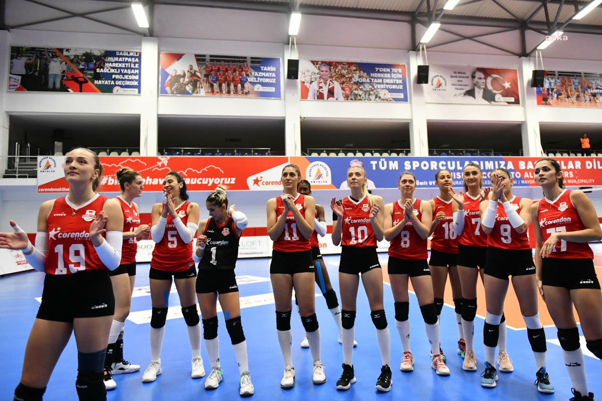 Muratpaşa Belediyespor Kadın Voleybol Takımı, Yeşilyurt\'u Mağlup Etti