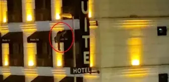 Otelin camından sarkan kadın kopan tenteyle birlikte 3. kattan yere düştü