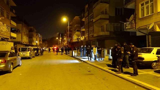 Sağlık ekibine yardım için giden ekipleri bıçakladı: 1'i bekçi 3'ü polis 4 yaralı Sağlık ekibine yardım için giden ekipleri bıçakladı: 1'i bekçi 3'ü polis 4 yaralı