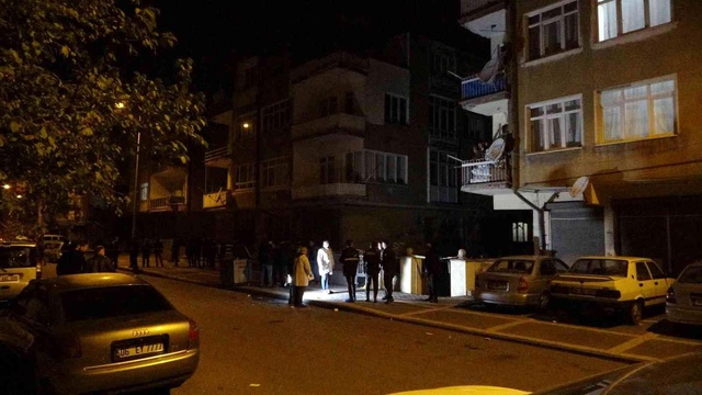 Sağlık ekibine yardım için giden ekipleri bıçakladı: 1'i bekçi 3'ü polis 4 yaralı Sağlık ekibine yardım için giden ekipleri bıçakladı: 1'i bekçi 3'ü polis 4 yaralı