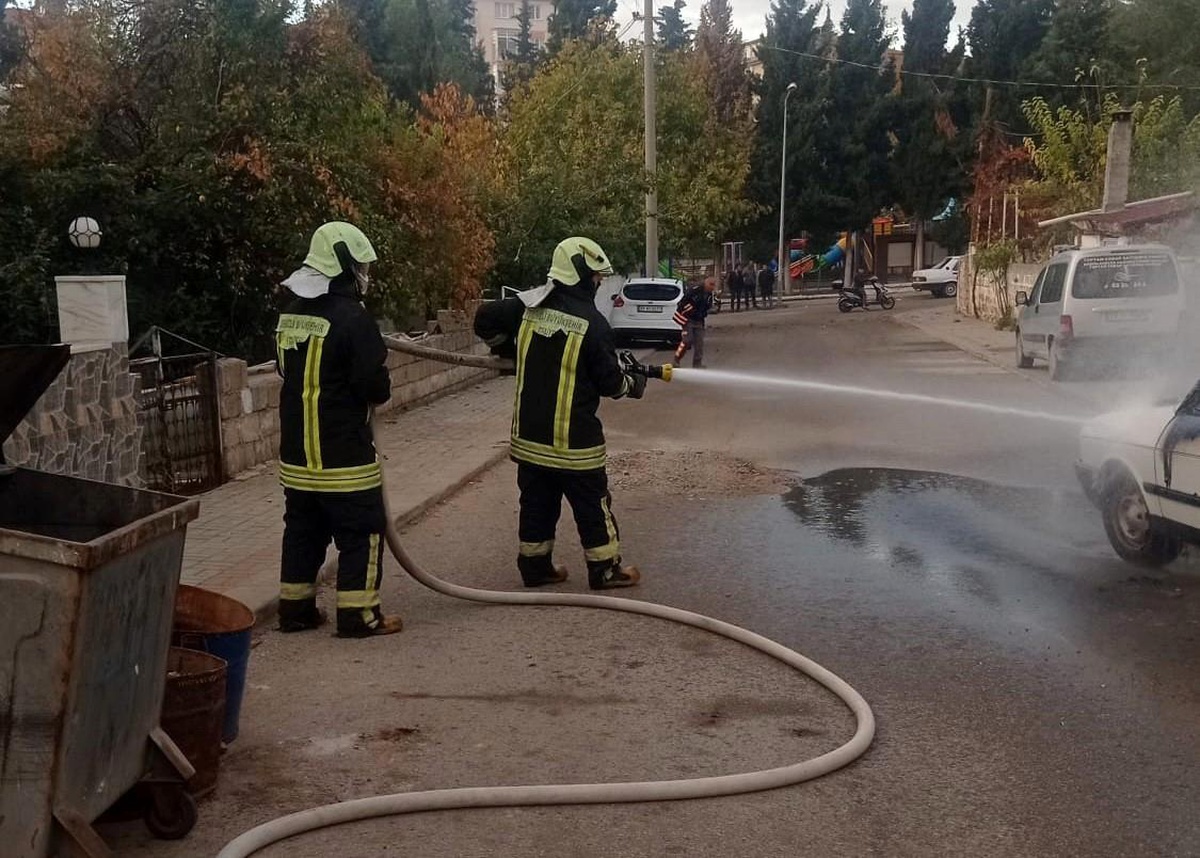 Seyir halindeyken alev alan otomobil kullanılmaz hale geldi