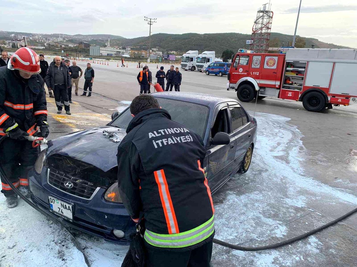 Topçular İskelesi\'nde otomobil yangını