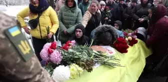Ukrayna'da çatışmada ölen asker son yolculuğuna uğurlandı