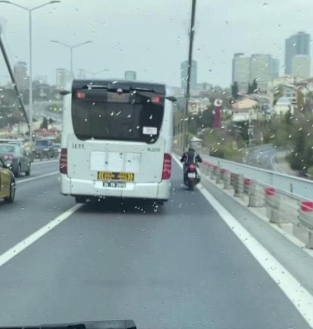 15 Temmuz Şehitler Köprüsü'nde İETT otobüsü, motosikletliye siper oldu 15 Temmuz Şehitler Köprüsü'nde İETT otobüsü, motosikletliye siper oldu