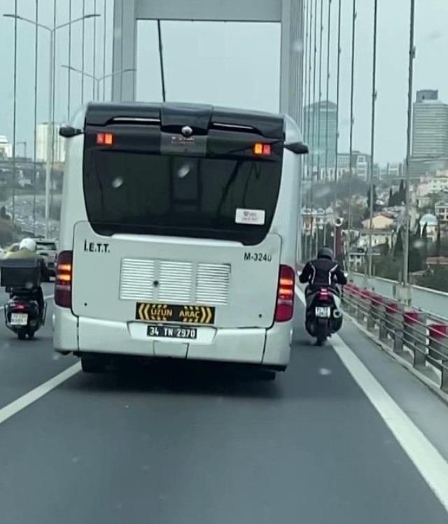 15 Temmuz Şehitler Köprüsü'nde İETT otobüsü, motosikletliye siper oldu 15 Temmuz Şehitler Köprüsü'nde İETT otobüsü, motosikletliye siper oldu