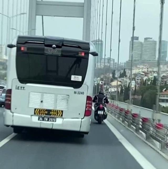 15 Temmuz Şehitler Köprüsü'nde İETT otobüsü, motosikletliye siper oldu 15 Temmuz Şehitler Köprüsü'nde İETT otobüsü, motosikletliye siper oldu