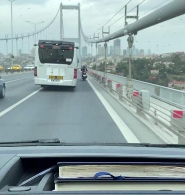 15 Temmuz Şehitler Köprüsü'nde İETT otobüsü, motosikletliye siper oldu 15 Temmuz Şehitler Köprüsü'nde İETT otobüsü, motosikletliye siper oldu