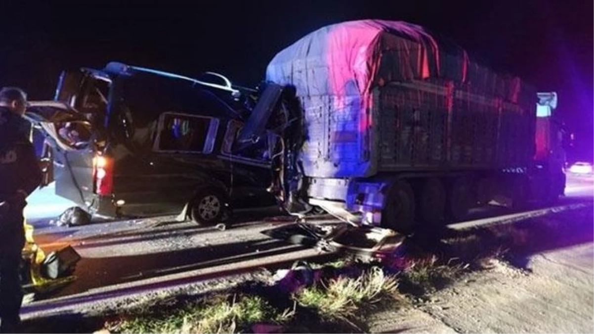 3 kişinin yaşamı yitirdiği kazada tiyatro ekibini taşıyan minibüsün sürücüsü gözaltına alındı