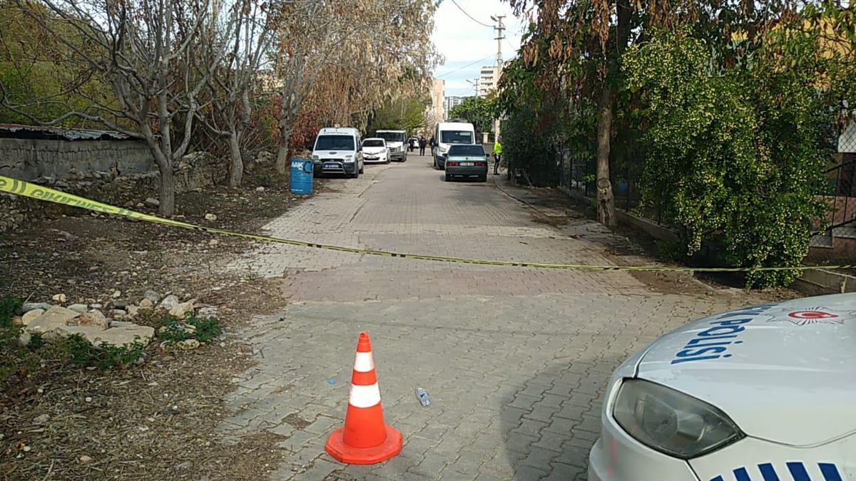 Adana\'da ağabeyinin evinde silahlı saldırıya uğrayan kişi öldü
