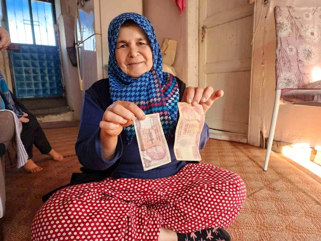 Ahırına giren Asiye teyze, kaldırdığı örtüden fışkıran paralar nedeniyle sevinçten havaya uçtu
