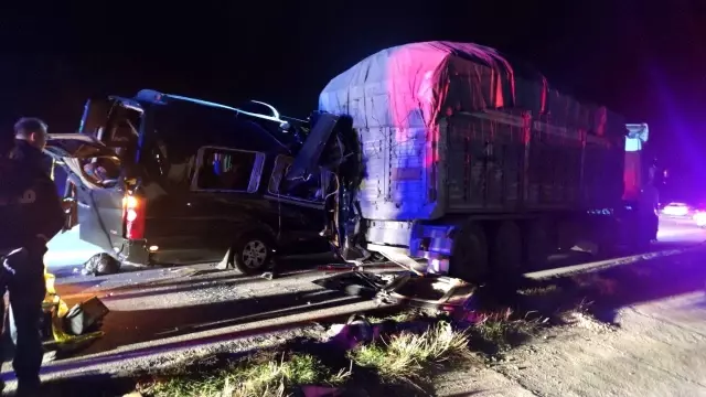 Amasya'da tiyatro oyuncularını taşıyan minibüs tıra çarptı: 3 ölü, 8 yaralı