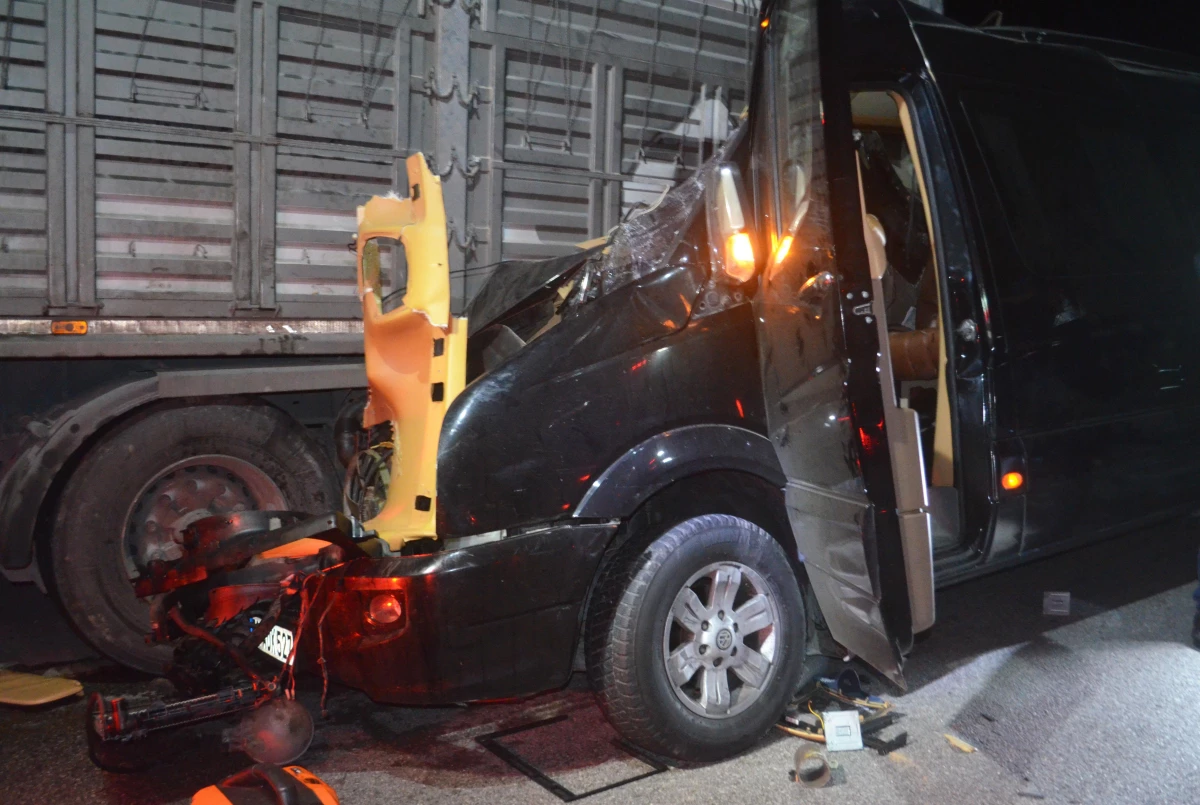 Tiyatrocuları taşıyan minibüsle kamyonun çarpıştığı kazada 3 kişi öldü, 8 kişi yaralandı