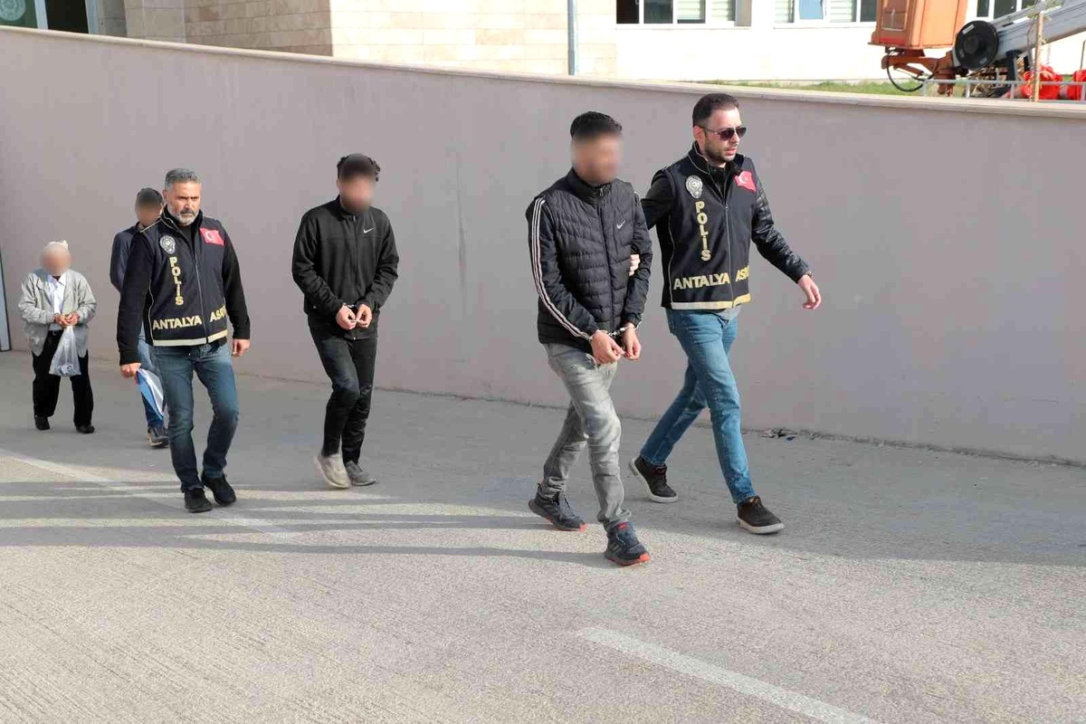 Antalya\'da 57 ekip ve 140 personelle aranan şahıslara yönelik eş zamanlı operasyon
