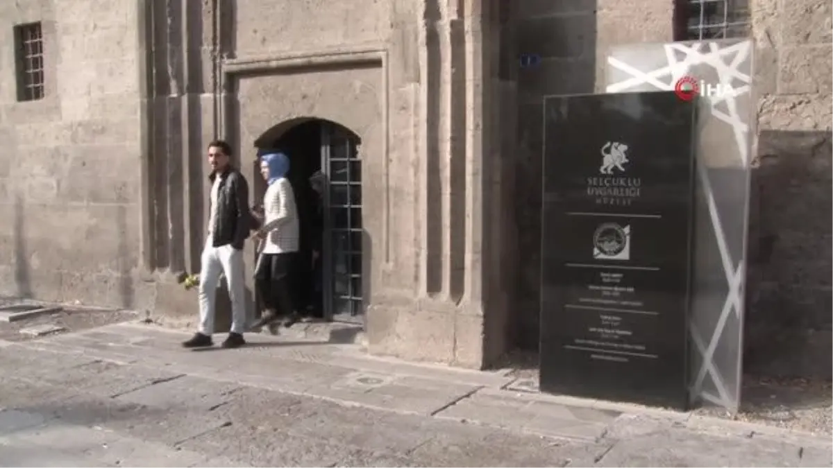 Asırlık sikkeleri saniyeler içerisinde basıyorlar