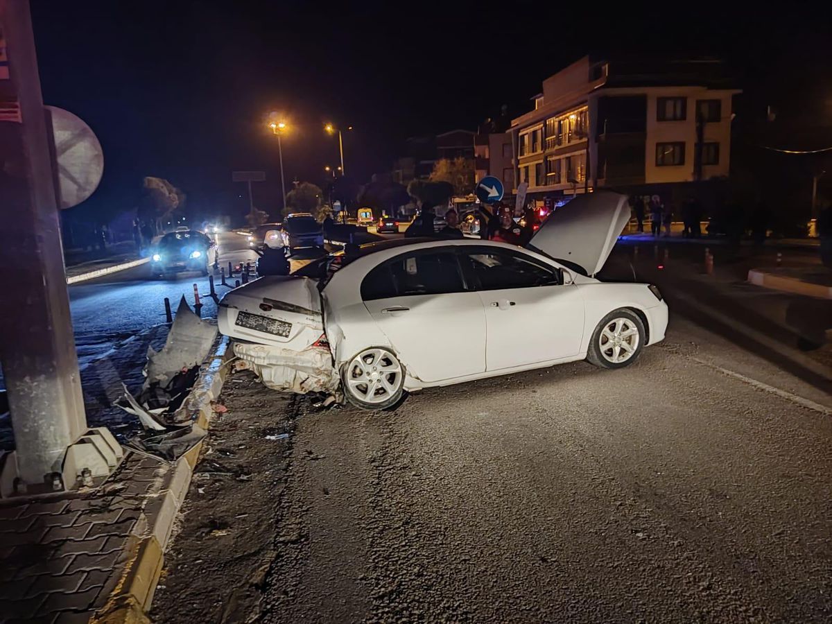 Balıkesir\'de refüje çarpan otomobildeki 4 kişi yaralandı