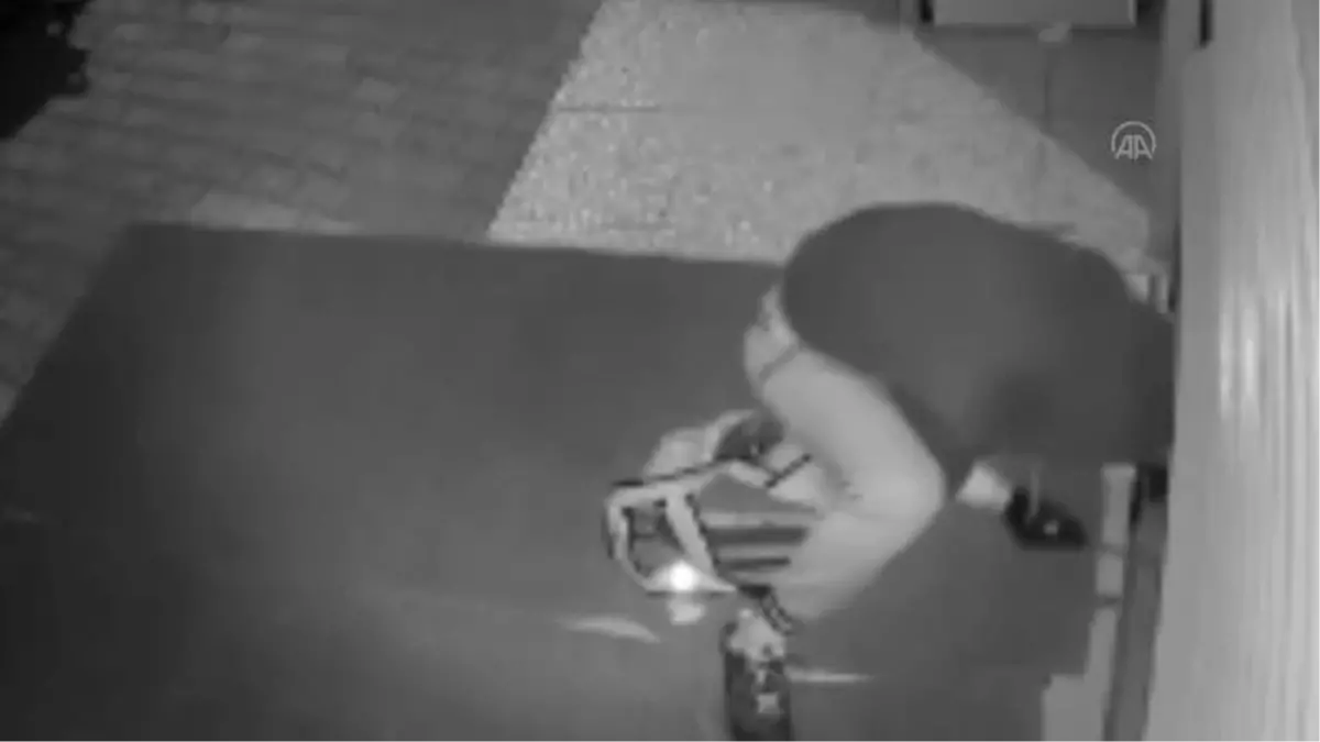 Beylikdüzü\'nde bir kuyumcu dükkanı 3 şüpheli tarafından soyuldu