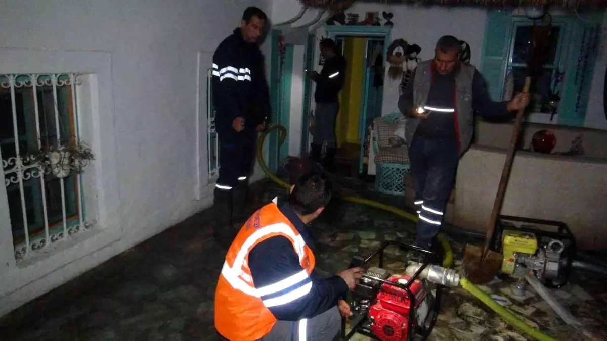 BODRUM\'DA SAĞANAK HAYATI OLUMSUZ ETKİLEDİ, BELEDİYE BAŞKANI BÖLGEDE İNCELEME YAPTI