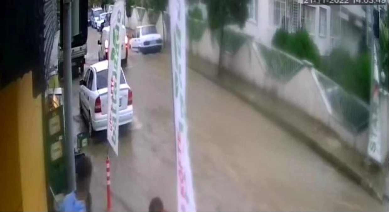 Bornova\'da sel suları bir otomobili böyle sürükledi