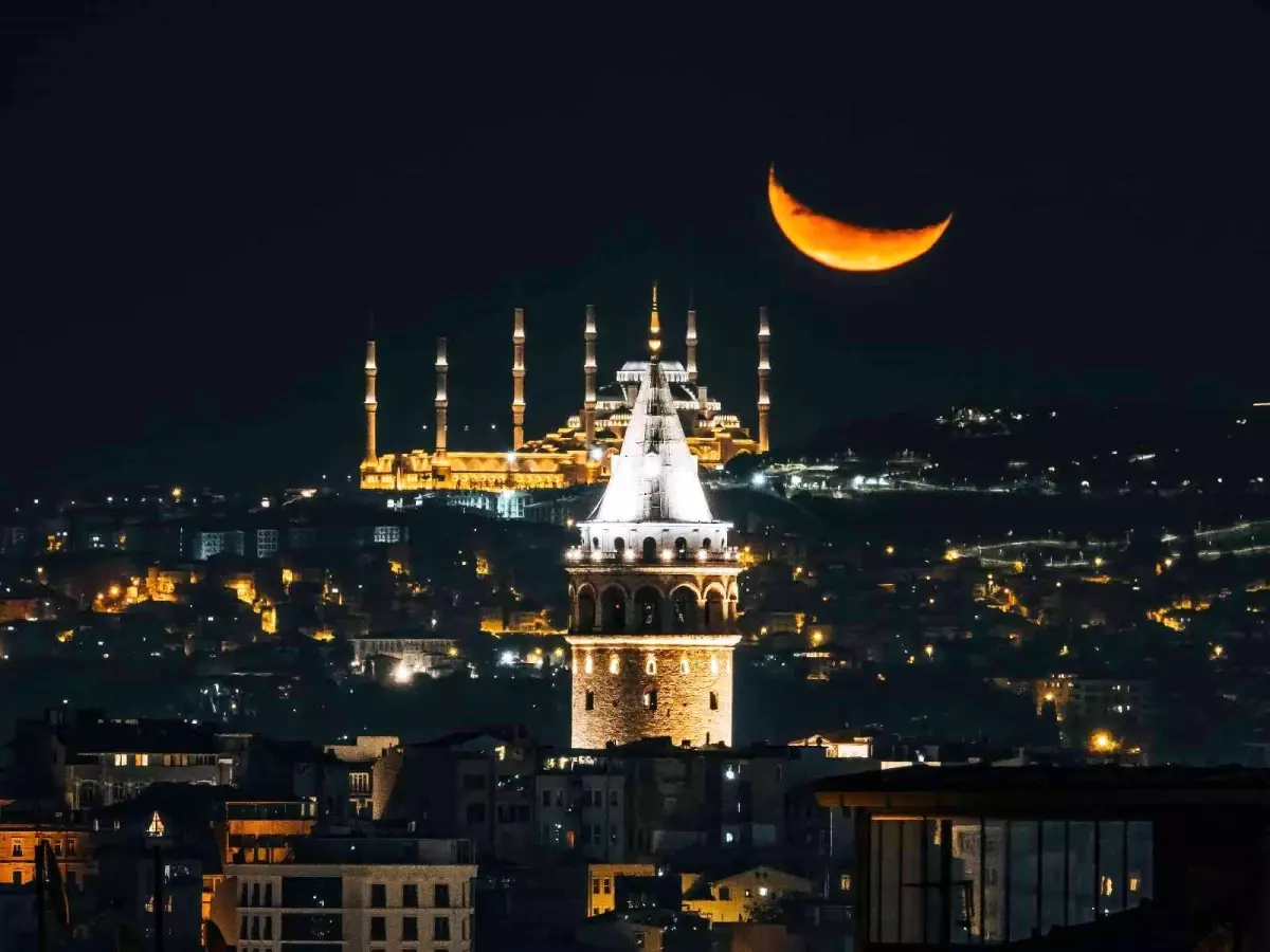 Çamlıca Cami, Galata Kulesi ve hilal aynı karede böyle görüntülendi