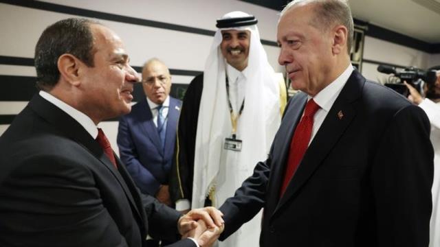 CHP'den Cumhurbaşkanı Erdoğan ile Sisi'nin tokalaştığı fotoğrafa ilk yorum
