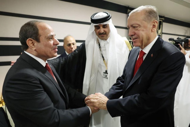 Son dakika! Cumhurbaşkanı Erdoğan'dan Sisi ile tokalaşması hakkında ilk yorum