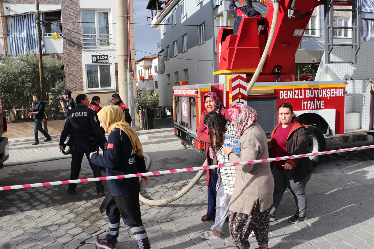 Denizli\'de apartmanın çatı katında çıkan yangın söndürüldü