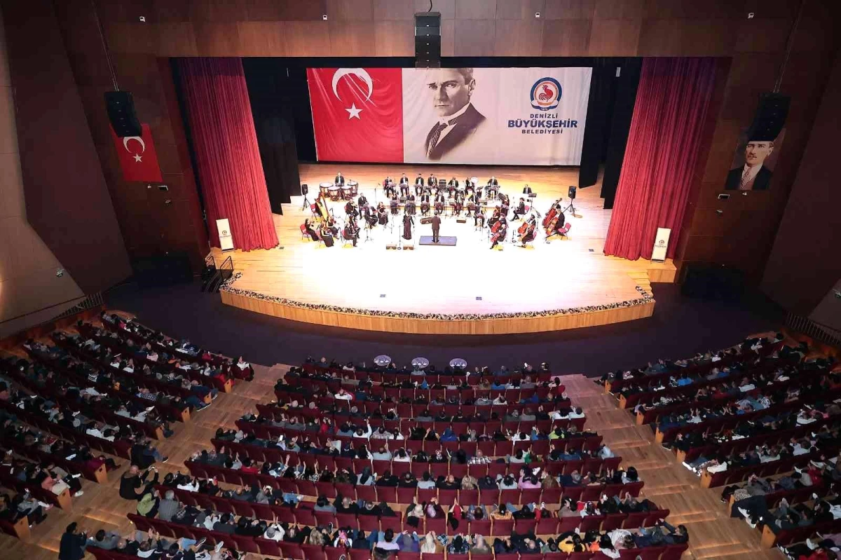 Dev orkestra Neşet Ertaş\'ın türkülerini seslendirdi