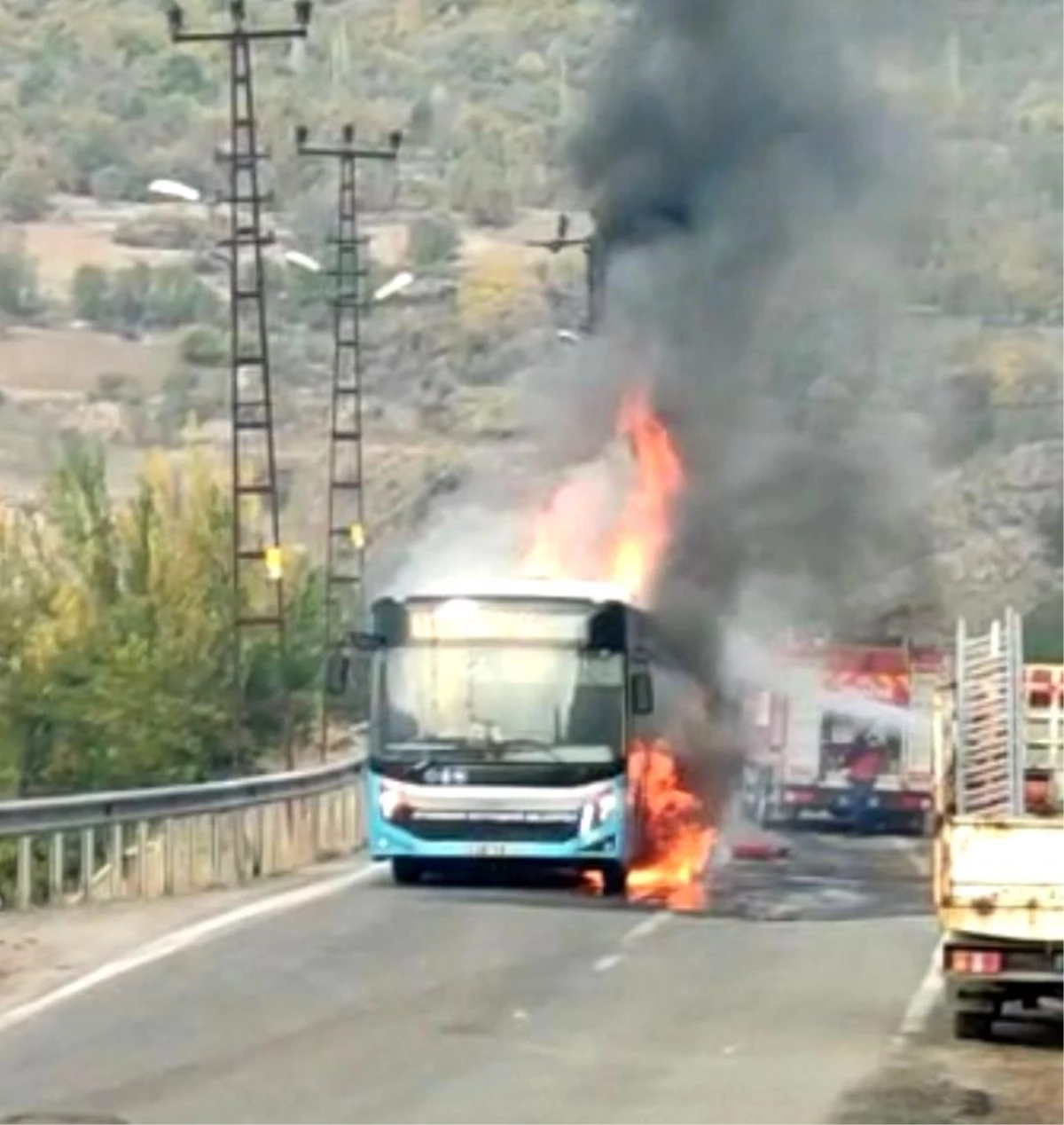 Diyarbakır\'da belediye otobüsü seyir halinde alev alev yandı