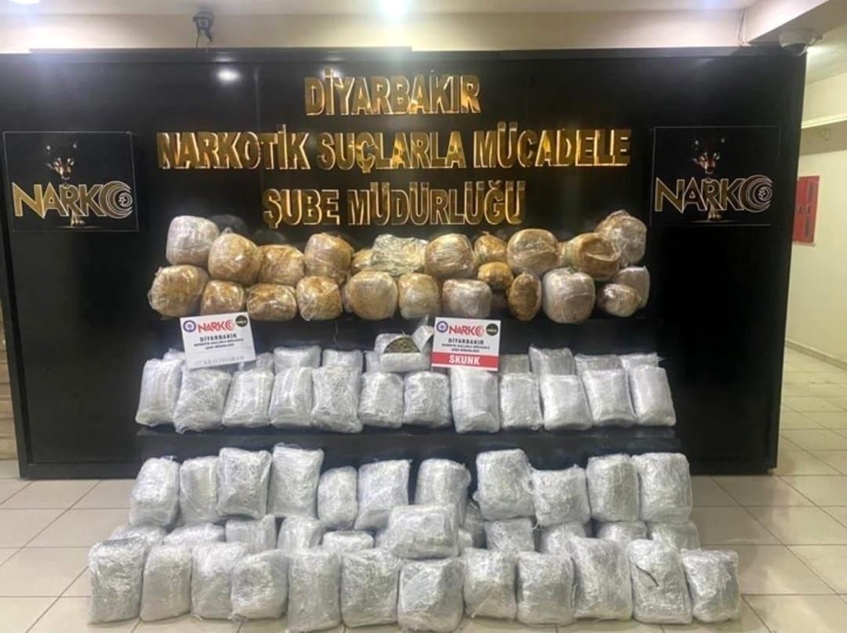 Diyarbakır\'da uyuşturucu tacirlerine darbe: 157 kilo skunk ele geçirildi