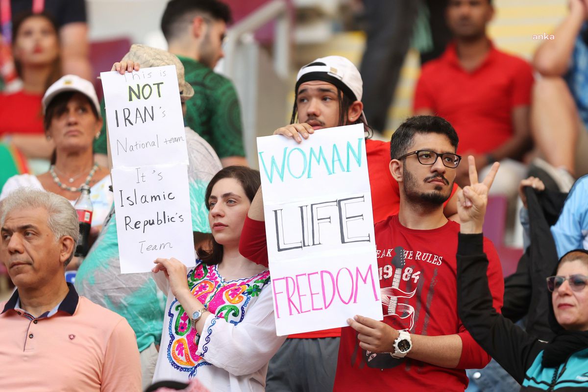 Dünya Kupası\'nda Taraftarlardan İran\'daki Protestolara Destek: Woman Lıfe Freedom