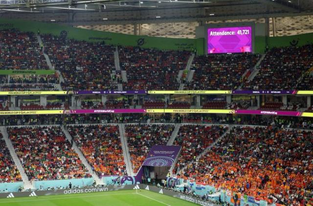 Dünya Kupası'nın itibarı ne hallere düştü! Stat dolu gözüksün diye her şeyi yaptılar Dünya Kupası'nın itibarı ne hallere düştü! Stat dolu gözüksün diye her şeyi yaptılar