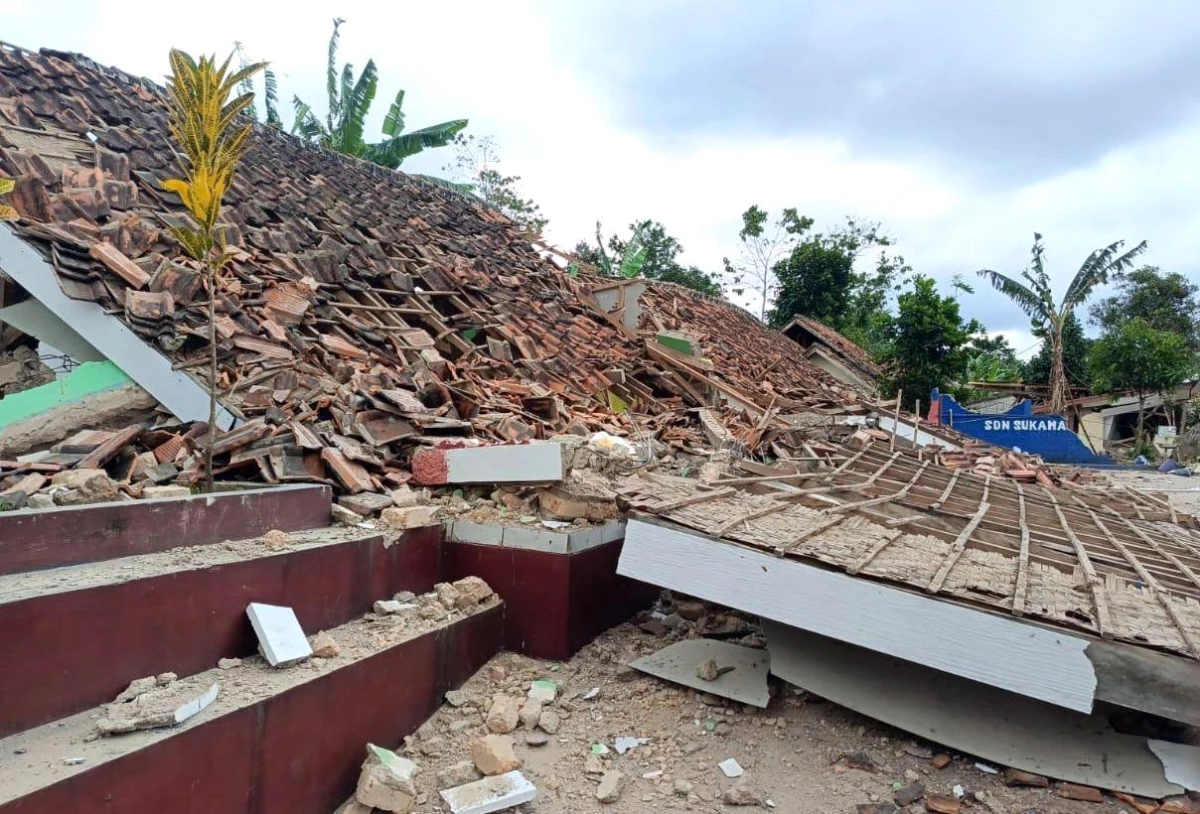 Endonezya\'daki depremde can kaybı 162\'ye yükseldi
