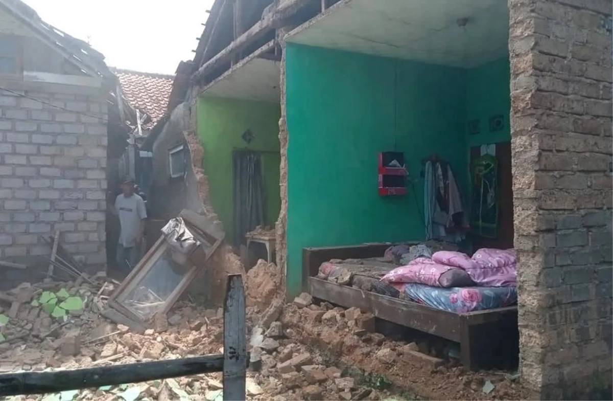 Endonezya\'daki Depremin İzleri Gün Yüzüne Çıkıyor