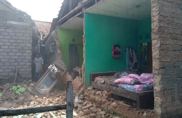 Endonezya'daki Depremin İzleri Gün Yüzüne Çıkıyor